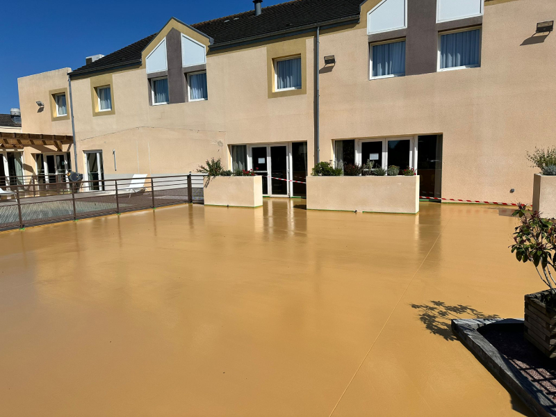 Résine au sol en extérieur pour la piscine d'un hôtel à Caen