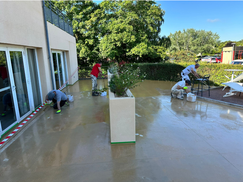 Résine au sol en extérieur pour la piscine d'un hôtel à Caen