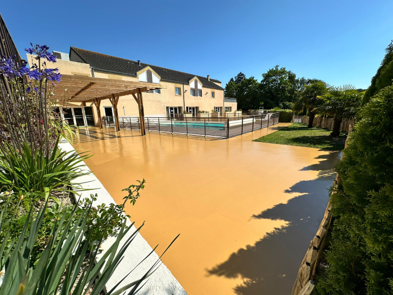 Résine au sol en extérieur pour la piscine d'un hôtel à Caen