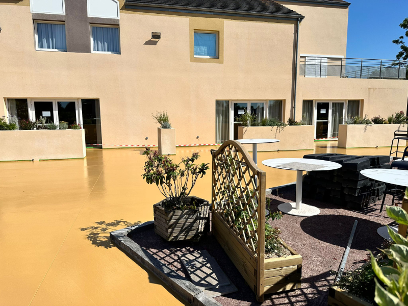 Résine au sol en extérieur pour la piscine d'un hôtel à Caen