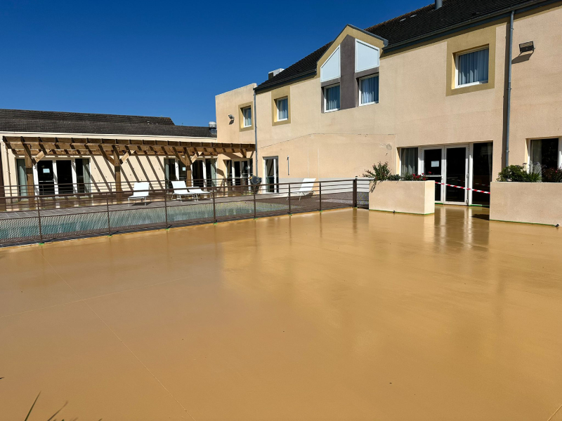 Résine au sol en extérieur pour la piscine d'un hôtel à Caen